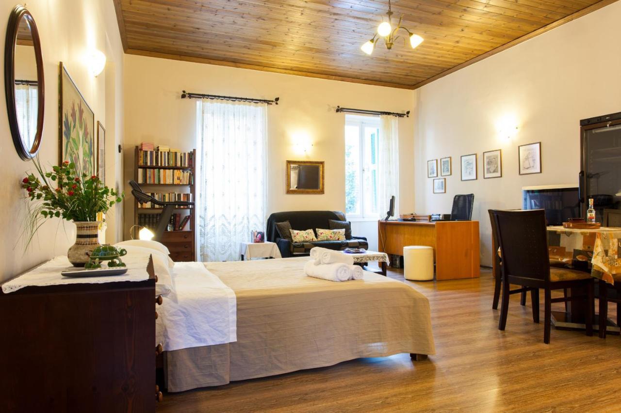 Psyri Neoclassical House With Yard أثينا المظهر الخارجي الصورة