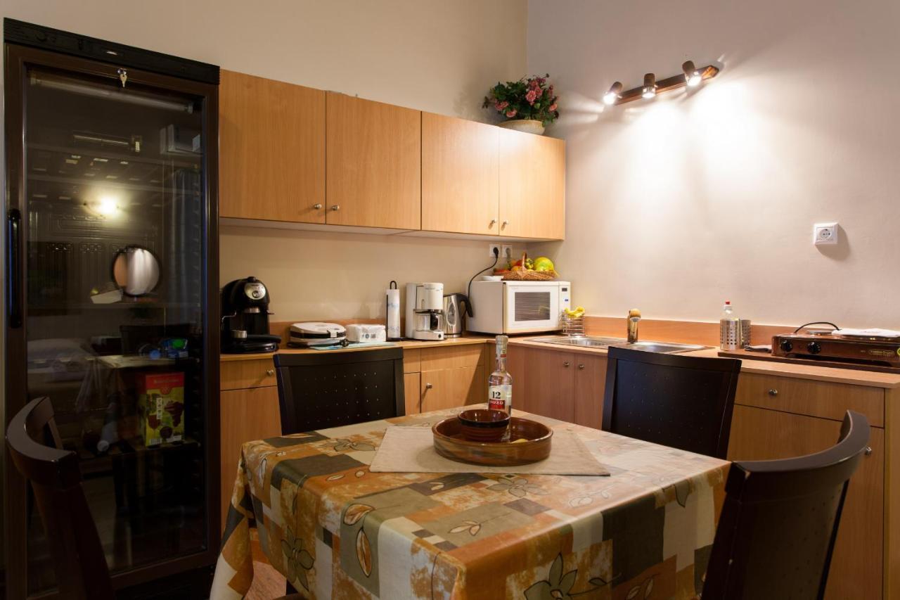 Psyri Neoclassical House With Yard أثينا المظهر الخارجي الصورة