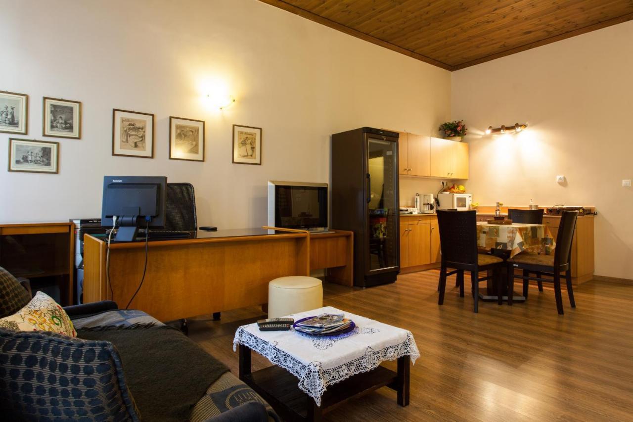 Psyri Neoclassical House With Yard أثينا المظهر الخارجي الصورة
