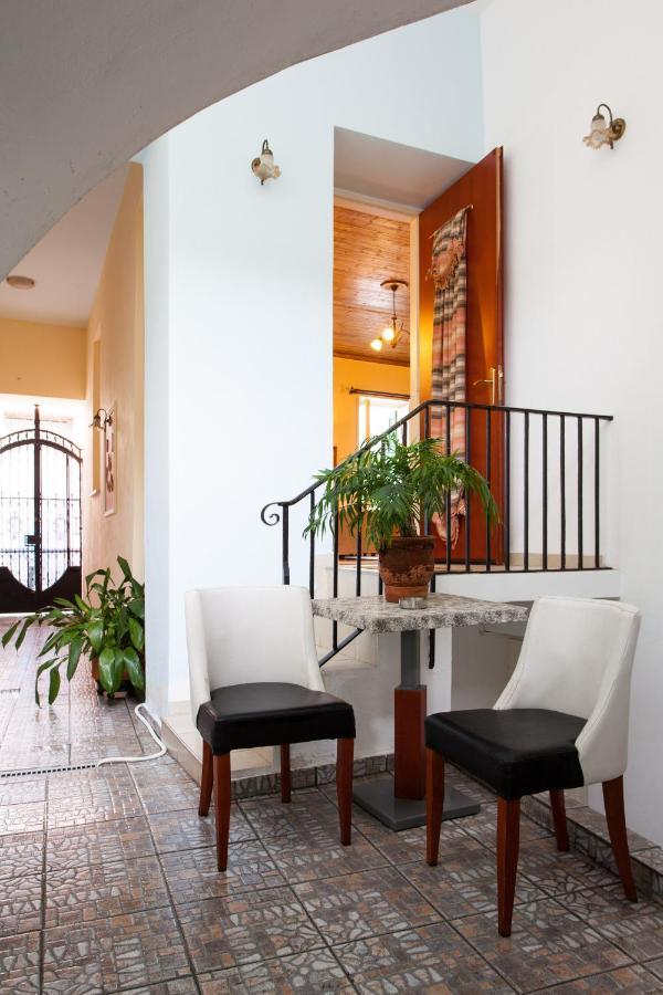 Psyri Neoclassical House With Yard أثينا المظهر الخارجي الصورة