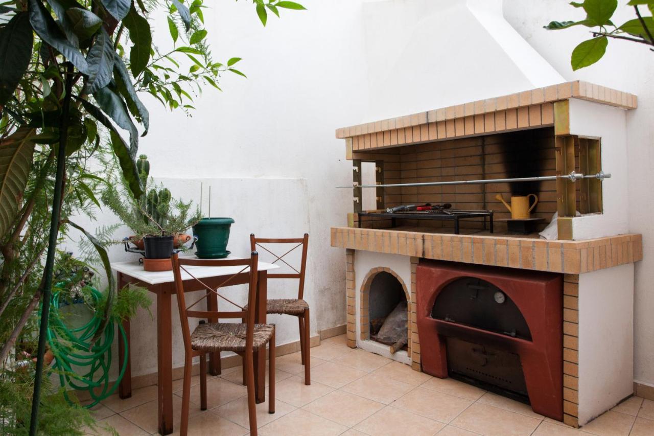 Psyri Neoclassical House With Yard أثينا المظهر الخارجي الصورة
