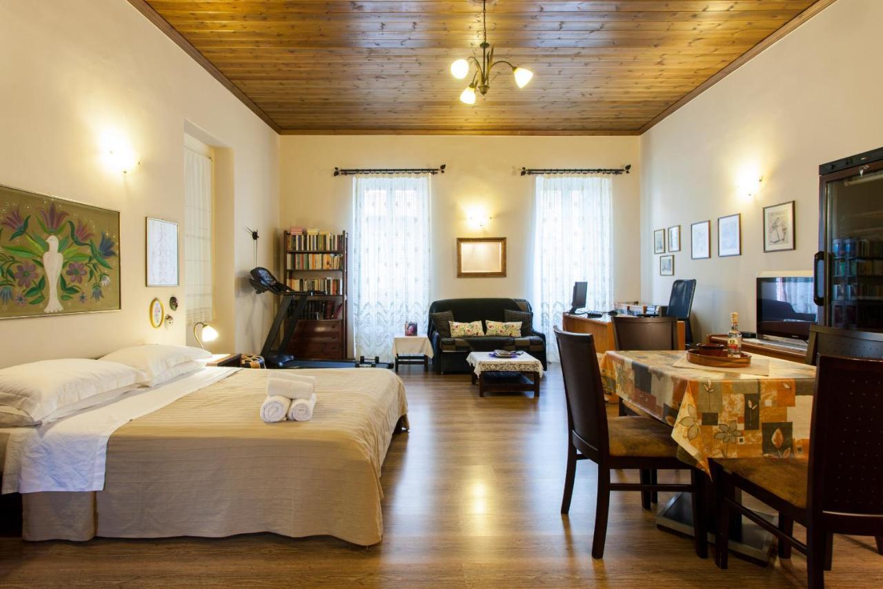 Psyri Neoclassical House With Yard أثينا المظهر الخارجي الصورة